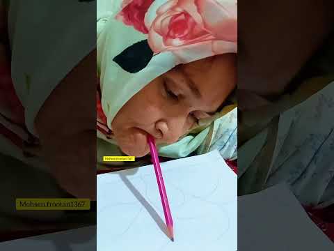 با وجود معلو لیتی که از سن۹ سالگس داره و فقط گردنش حش داره با دهانش نقاشی میکشه گلثوم رمضانپور