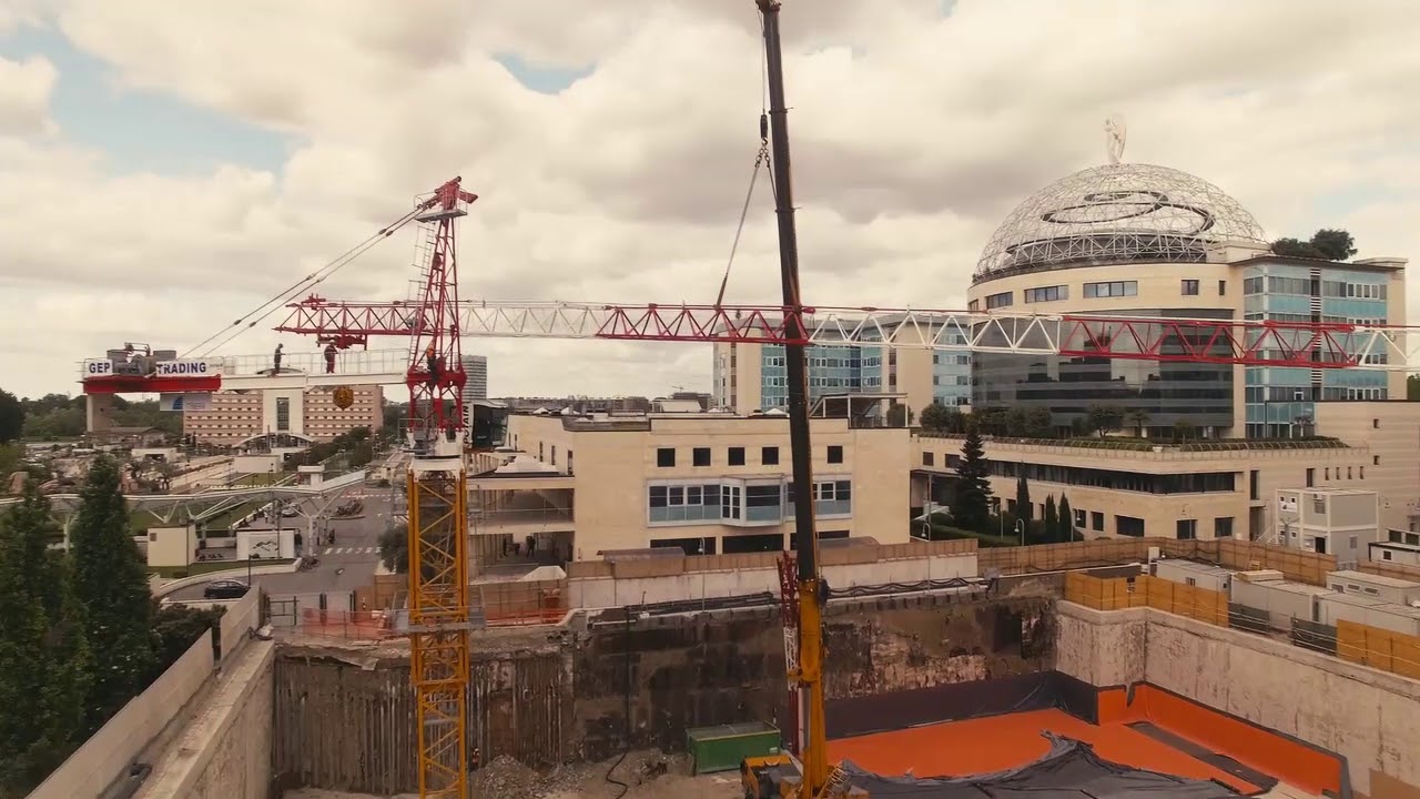 Erection tower cranes POTAIN MD 365 & MD 265 italian hospital 'San Raffaele' in Milano city