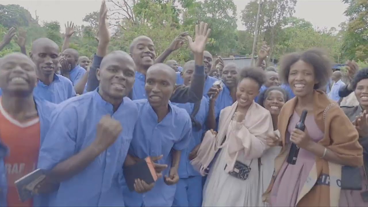 ABANTU 500 barabatijwe ku kirwa cya IWAWA