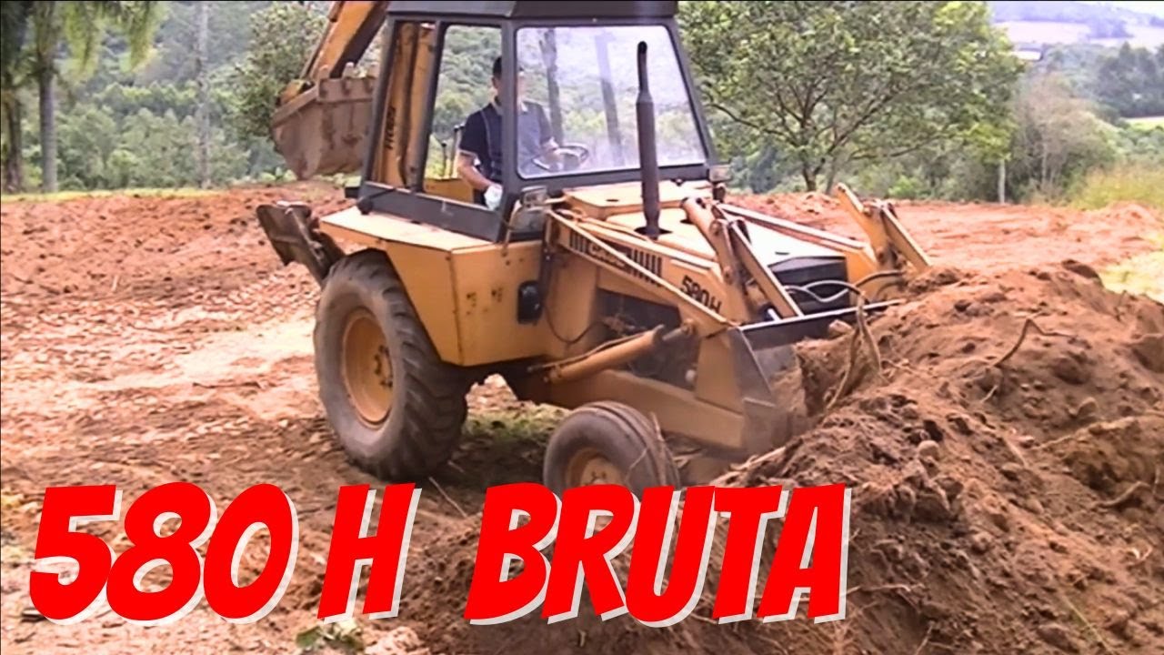 RETROESCAVADEIRA TRABALHANDO PESADO