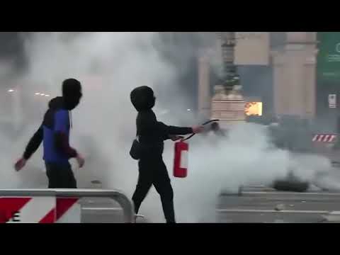 Video Milano, guerriglia urbana in piazza Duomo©