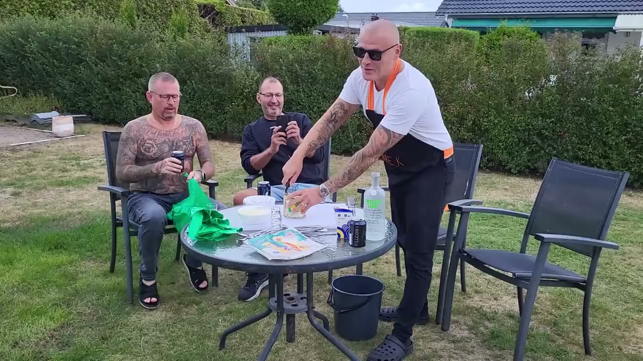 Prova surströmming med vänner