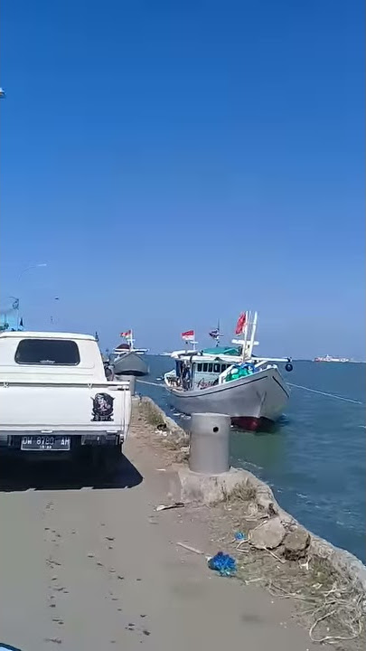 Suasana pelelangan ikan di Bajoe