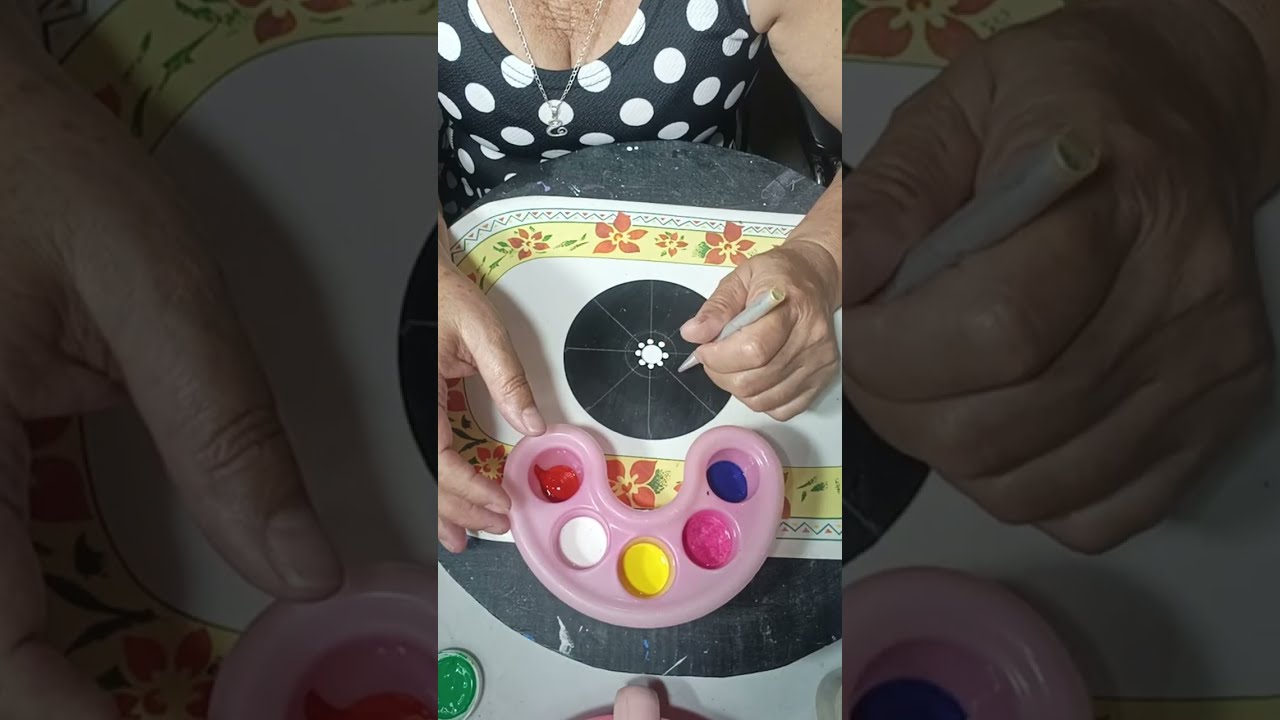 Sonia Ramírez  está en vivo aprendamos a hacer puntillismo