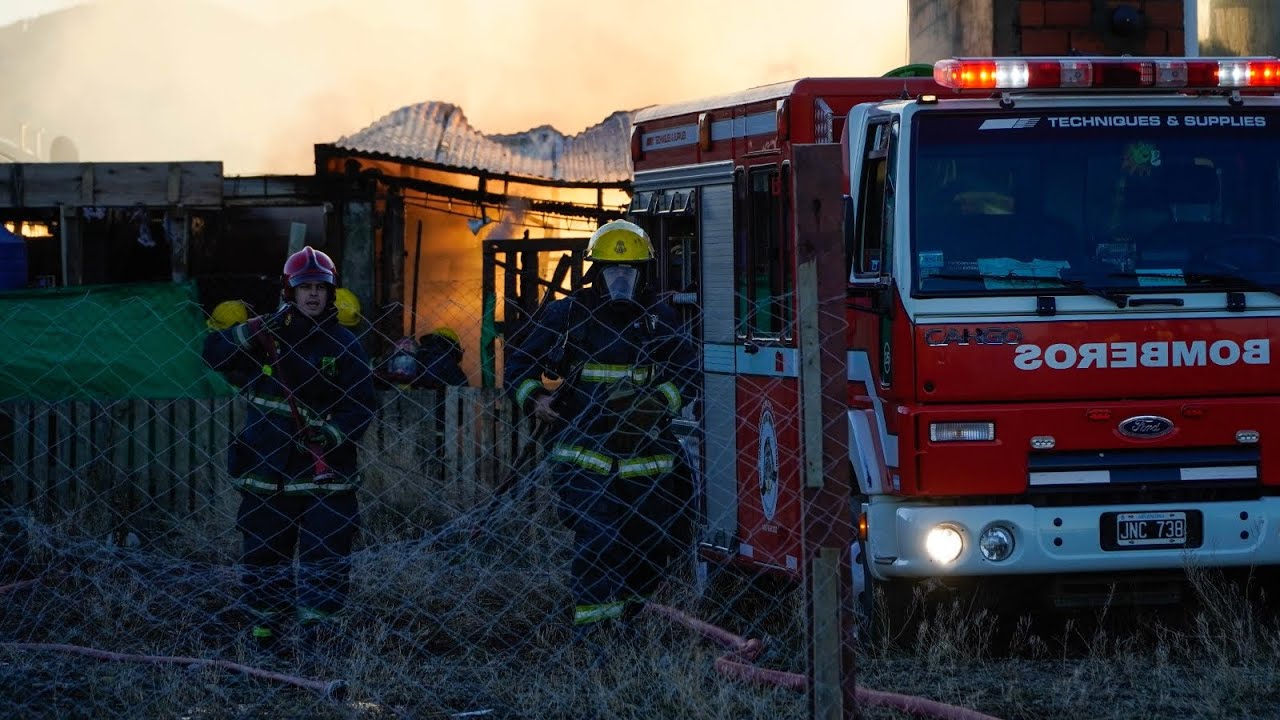 •Incendio estructural 22/07/2025- Bomberos Voluntarios Bariloche/ Dina Huapi 