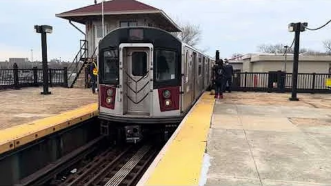 MTA NYC Subway R188 7 train arriving at Mets-Willets Point (4/4/25) [4K 30FPS]