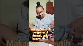Makan nasi putih dengan air di tengah, unik banget! 🍚💦 #MakanUnik #NasiPutih #HidanganHarian