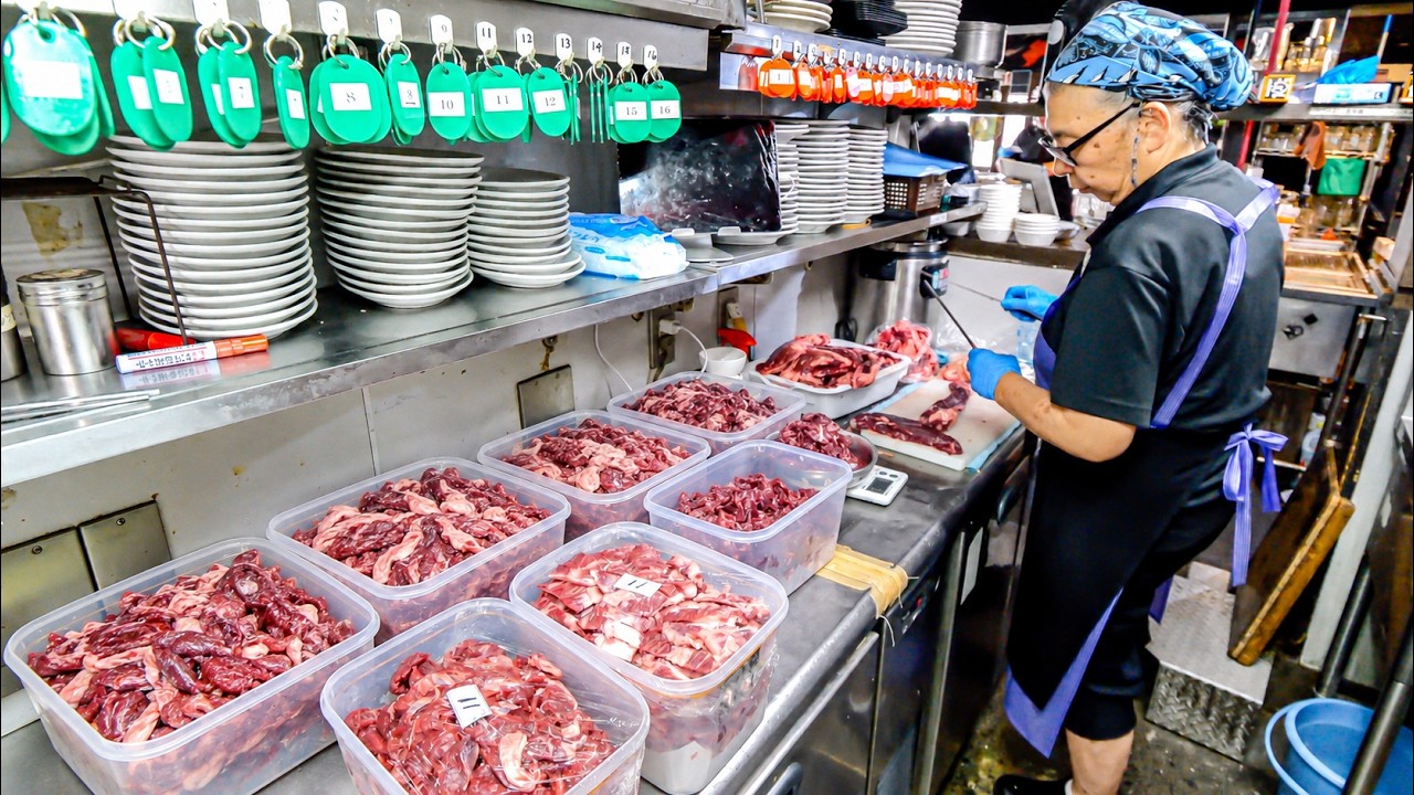【肉の大量仕込み】開店前から10kgの豚足を仕込む！創業45年の人気焼肉店の一日に密着