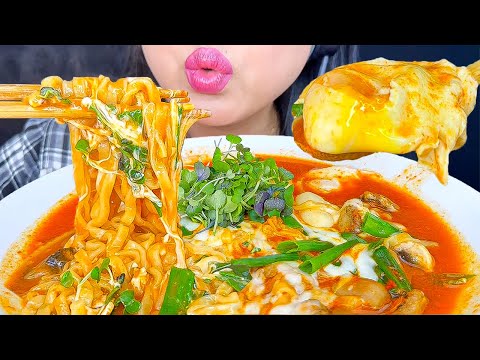 ASMR SPICY NOODLES, RICE CAKES & SOFT BOILED EGGS COVERED IN CHEESE (MUKBANG)