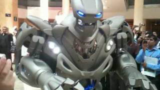 Real robot in Dubai Freaking People (Titan)  Caught On Camera