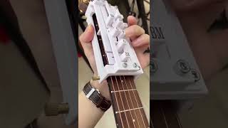 Gitar Çalmayı Herkesin Yapabileceği Bir Uğraş Haline Getiren Basitleştirici Aparat