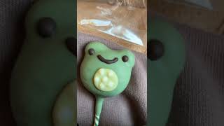 My Dad got me the frog cake pop at Starbucks!!🐸🐸🐸
