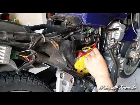 Cara Pasang Aki Kering di Motor Yamaha Scorpio [Motobatt]. 