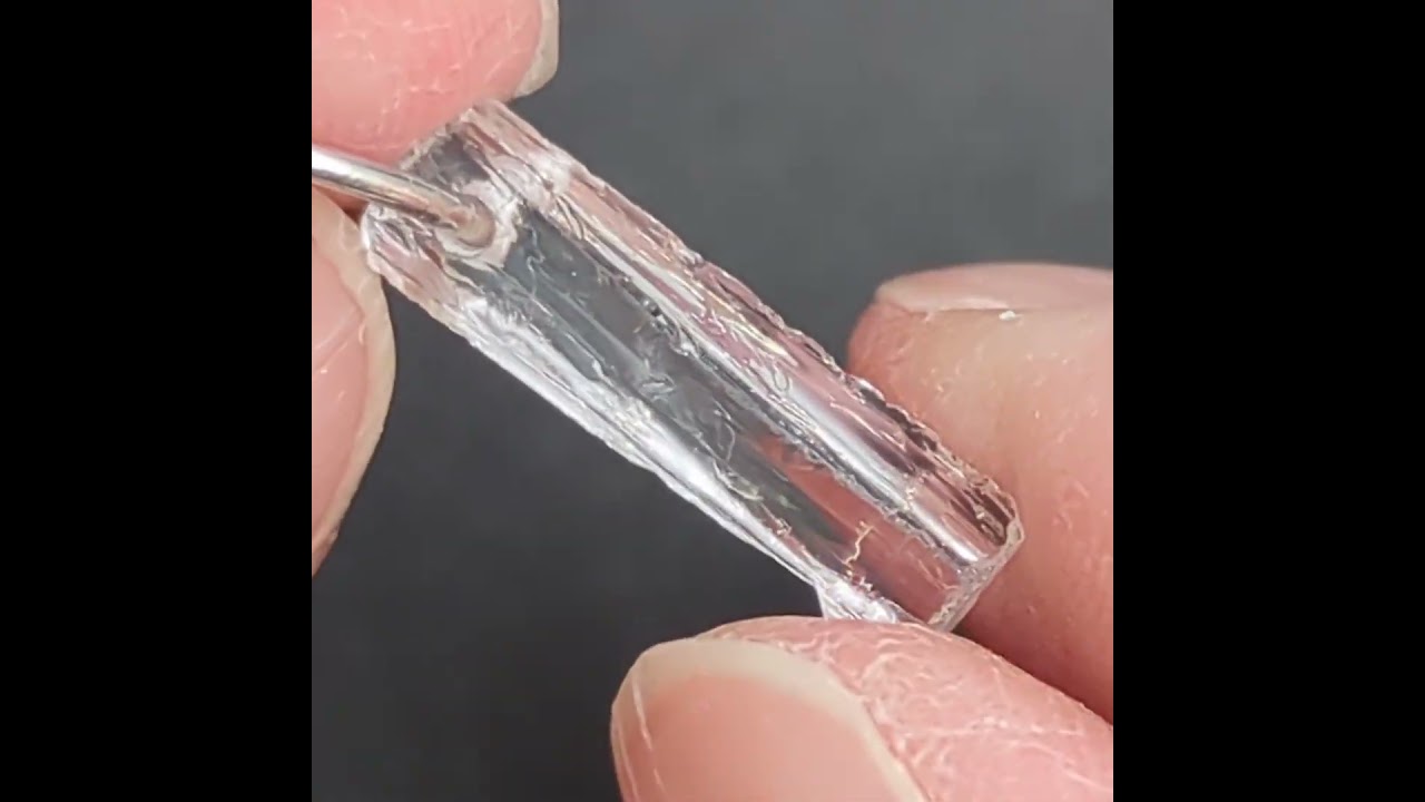 Silverトパーズ原石チャーム ミャンマー・モゴック産 PRO208067