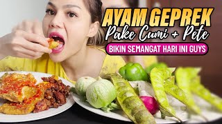 Download Lagu Eating Geprek Chicken with Spicy Chili, Fried Squid \u0026 Pete 😁 MP3 Download Lagu Eating Geprek Chicken with Spicy Chili, Fried Squid \u0026 Pete 😁 MP3