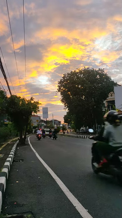 Video mentahan buat story WA suasana senja di jalan teuku umar denpasar barat