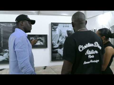 Visite du directeur du centre Eya, Mr Lionel Talon à l’exposition du Photart Afro Festival 2023