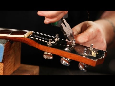 how-to-string-a-gibson-les-paul-|-guitar-setup