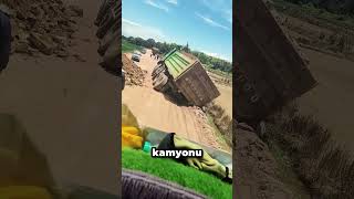 Kamyon Çöken Yola Kapaklandı