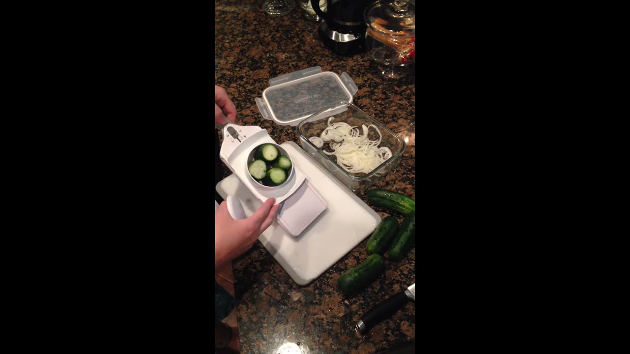 Pampered Chef Simple Slicer Demo - YouTube