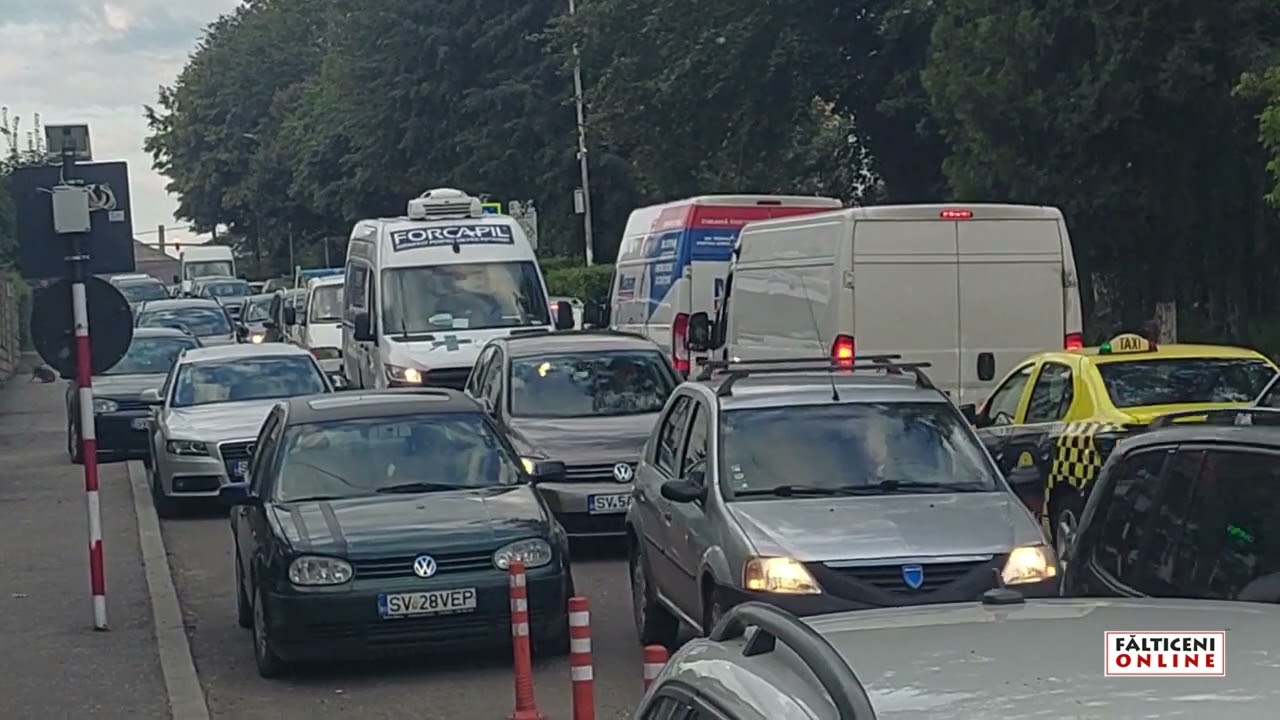 Ora de varf:  Dimineața în traficul din Fălticeni după începerea anului școlar