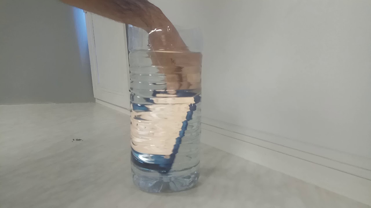 Разобранный PocketBook 632 Aqua окунают в воду, а он продолжает работать