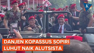 Momen Menko Marves Luhut Berbaret Merah Naik Kendaraan Taktis Saat Hadiri HUT ke-72 Kopassus