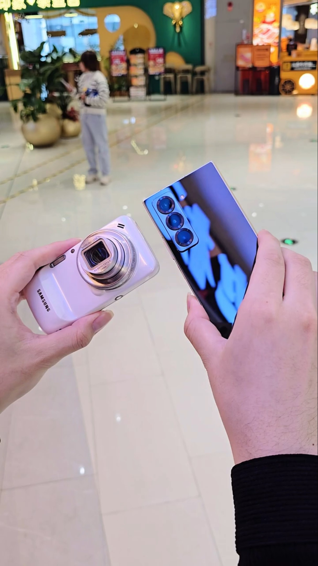 The old king of mobile phones vs. the new luxury elite! GalaxyS4 Zoom vs. Xinxi Tianxia W25 10x
