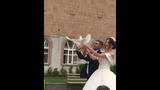 Жених и невеста выпускают голубей на армянской свадьбе в Ереване 2018 Армянские свадебные традиции