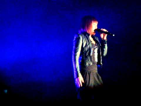 宜蘭大學99迎新演唱會 戴愛玲.MPG