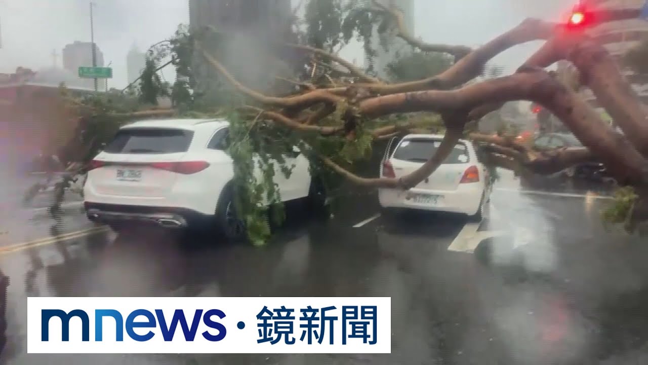 鐵皮亂飛、貨車翻倒 高雄17級強陣風災情頻傳|#鏡新聞 - YouTube