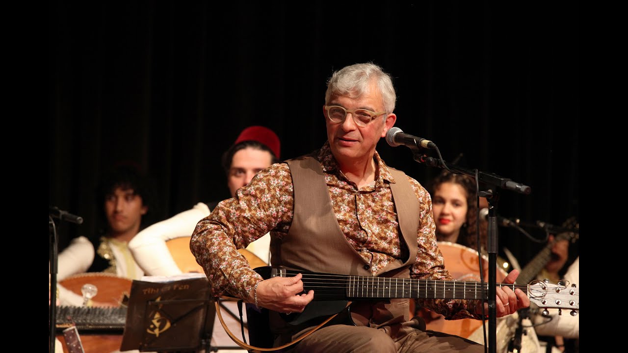 L' ANNIMATRICE NOUR INVITE HAMIDOU LORS DE SON HOMMAGE A MONTER SUR LA SCENE DE LA SALLE IBN ZEYDOUN