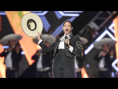 Natalia Jiménez canta HERMOSO CARIÑO en el Homenaje a Vicente Fernandez | Premios de la Radio 2021