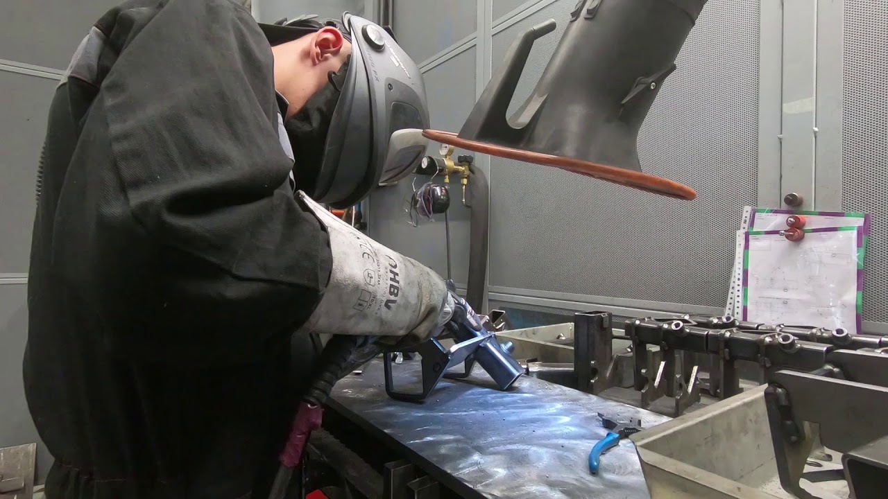 Čištění vzduchu v halách při svařování pomocí zařízení CleanAirTower a MaxiFil firmy KEMPER