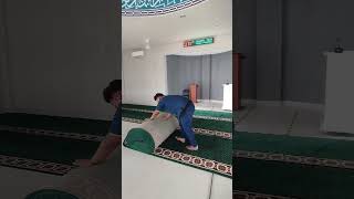 Mantap Gulung Karpet Masjid Hijau Sampai Mentok