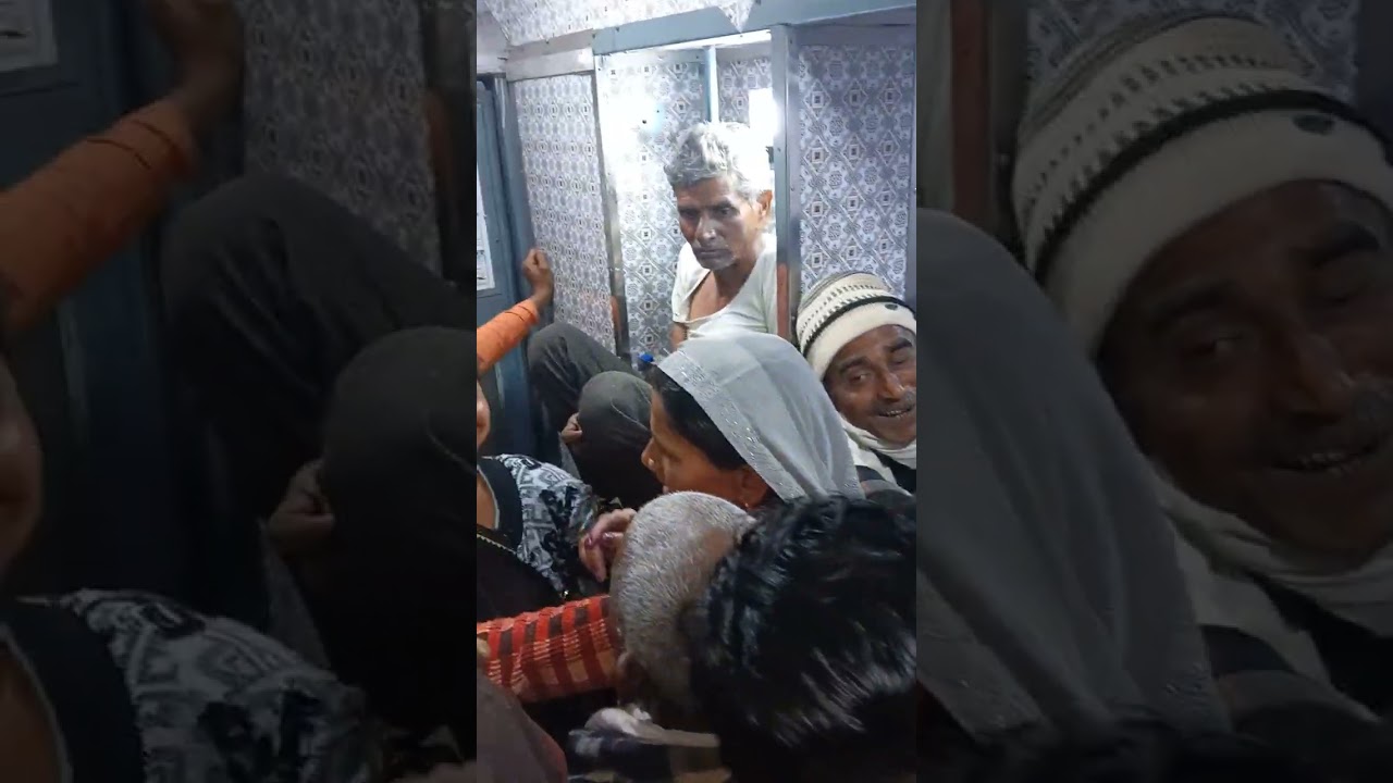ट्रेन में भूषा हस भरे हैं टट्टी घर मा घुसे हुए हैं🙏आदमी हगास बंद😁होएगी लड़कियों👈को देखो😱#viralvideo