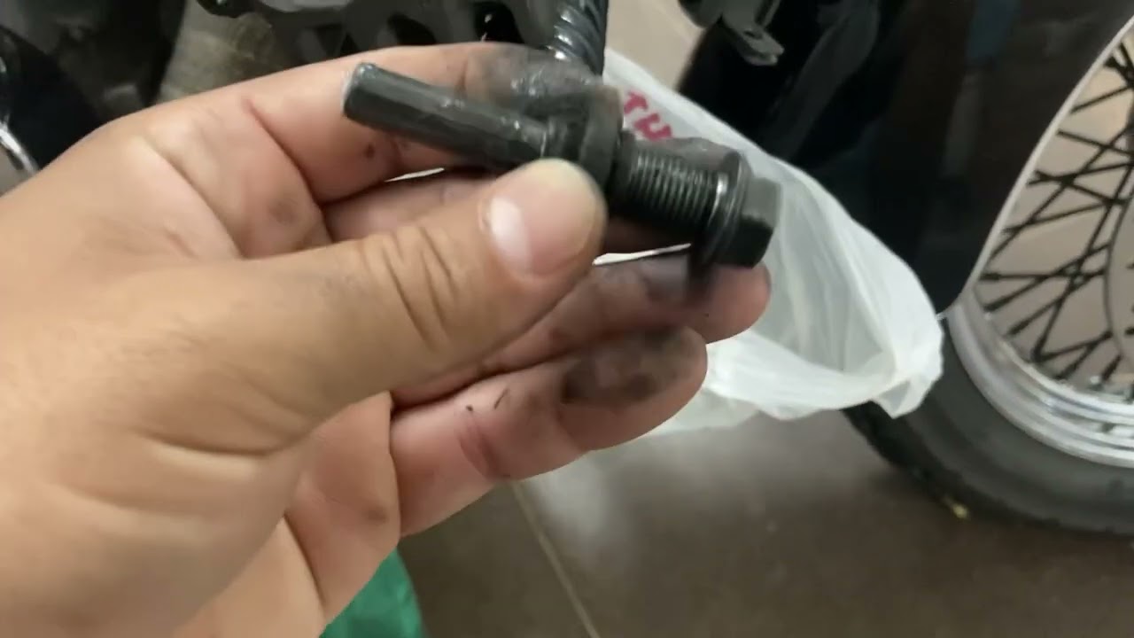 Limpeza preventiva na pinça de freio da Shadow 750.