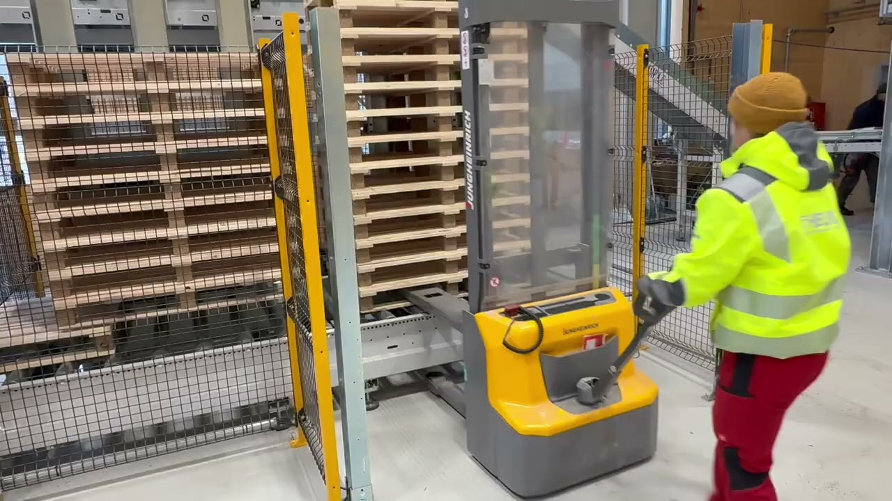 Absackanlage für 1500 Säcke pro Stunde mit Palettierer und Haubenstretcher bei THEURL HOLZ