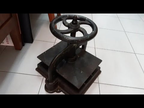 Antigua prensa de fundición para encuadernar.