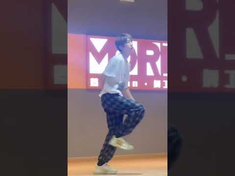 【INTO1 Liu Yu】Short Video｜In the winter of the dance studio, he...