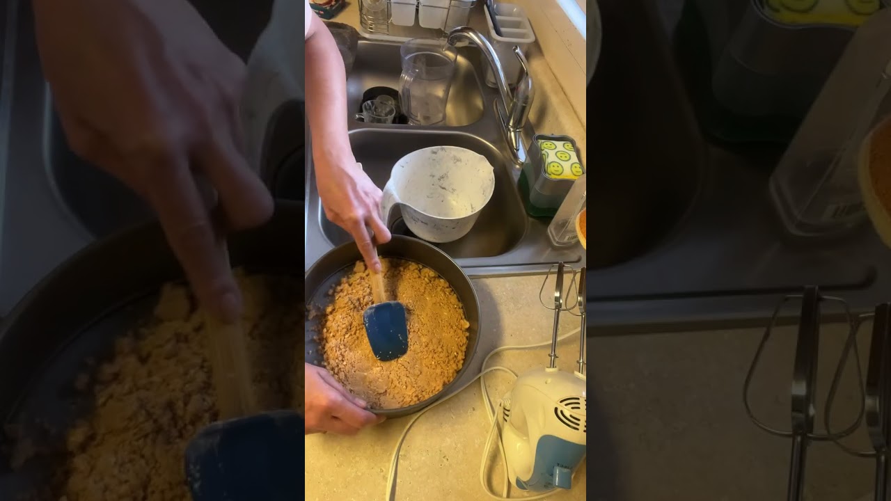 اليوم سويت دولمة الهانة والبصل وصارت كارثة بالمطبخ بس الحمدلله عدت على خير وسويت حلو التشيز كيك 🍰 ا