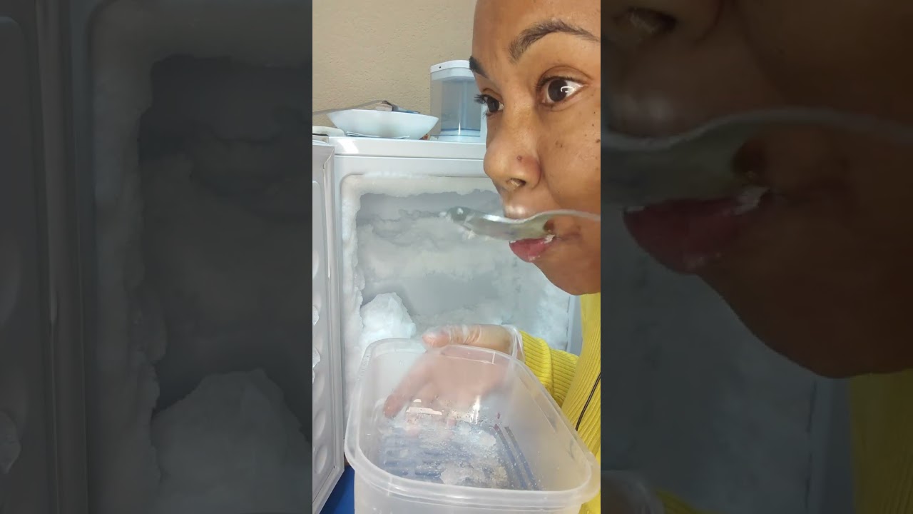 ASMR/ EATING CRUNCHY ICE FROM THE SMALL FREEZER❄️🧊