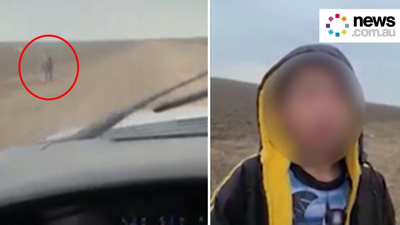 Sobbing boy left alone at US border and begging for help - YouTube