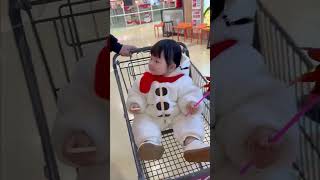 不知不觉都可以牵着妈妈走路了 #一家三口  #人类幼崽成长记  #晞晞的成长日记