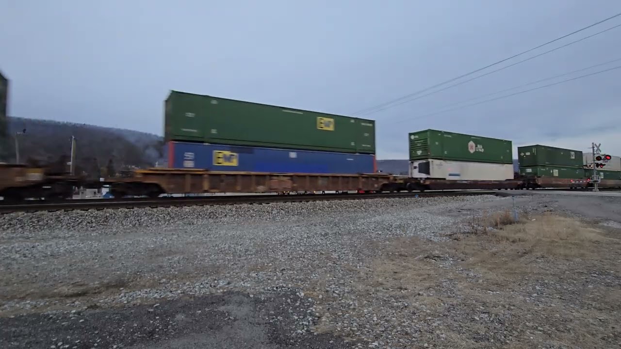 Norfolk Southern 29F heading South thru Rockwood, TN with a rare 2 upfront and 2 mid dpus.