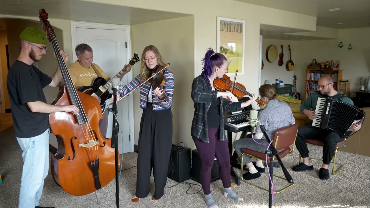 Det Kimer nu til Julefest/Rockin' Around the Christmas Tree - Geslison Family Cover