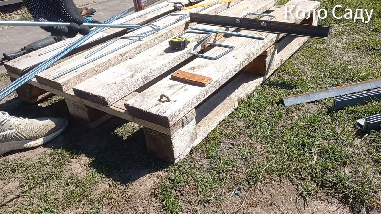 П-образна скоба зі шпильки для виноградної шпалери в домашніх умовах 