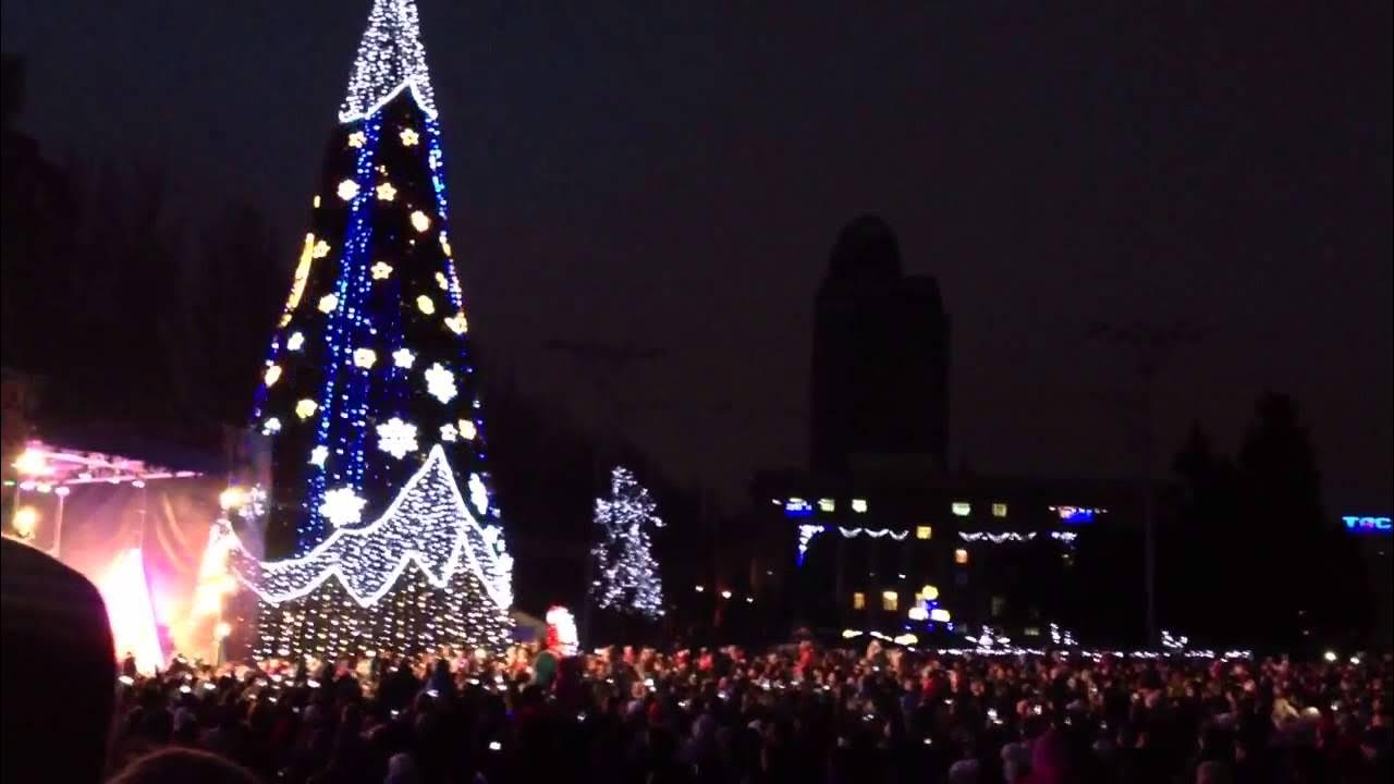Краснодарская новогодняя ель 2022. Новогодняя елка донбас на площади. Донецк 2013. Новогодняя елка 2014. Майдан елка 2014 батла.