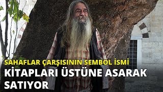 Sahaflar Çarşısının Sembol Ismi Kitaplarını Üstüne Asarak Satıyor