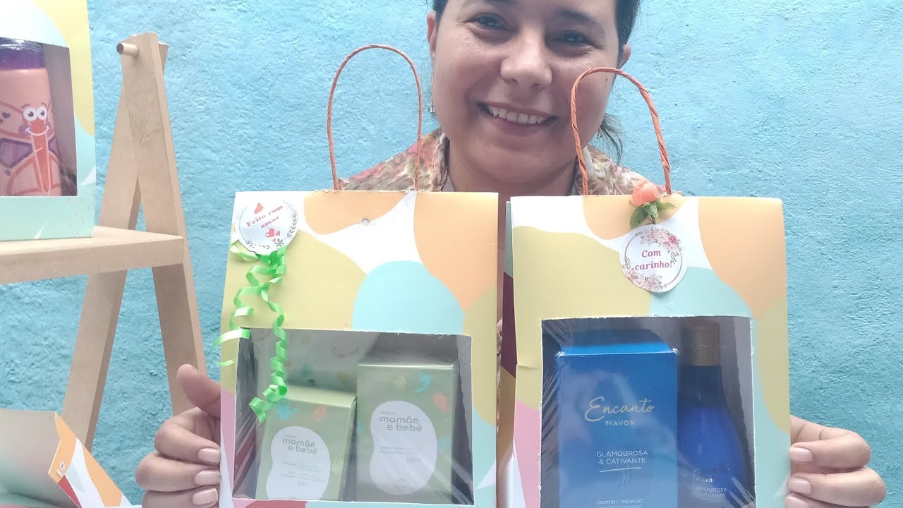 Colocando visor e alça na sacola de presente da Natura.